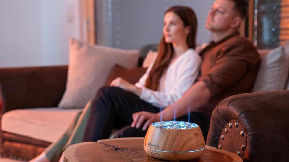 Aroma difuzér TrueLife AIR D9 Smart lidi u difuzéru _03