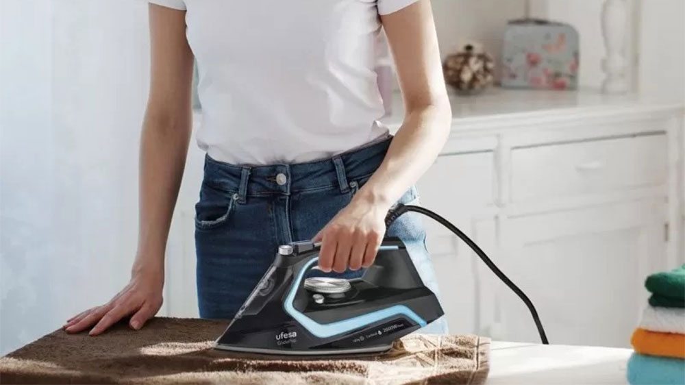 Žena žehlí prádlo s napařovací žehličkou Ufesa Glidepro PV2600_02
