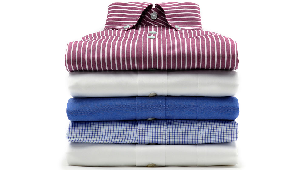 Žena žehlí prádlo napařovací žehličkou_02