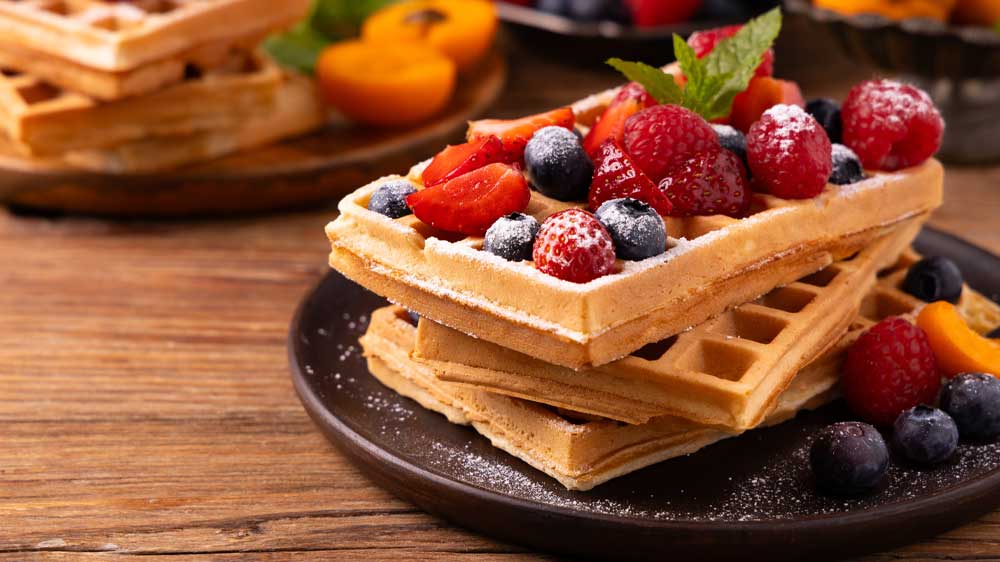 Naservírované a ozdobené wafle na talířku_03