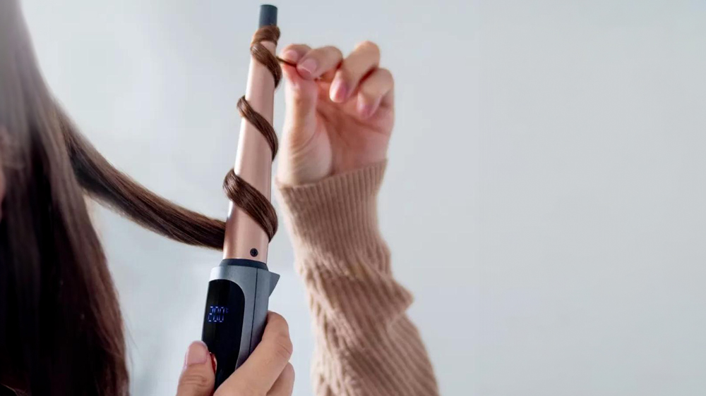 Žena používá kulmu na vlasy Ufesa Keratin CT4050_03