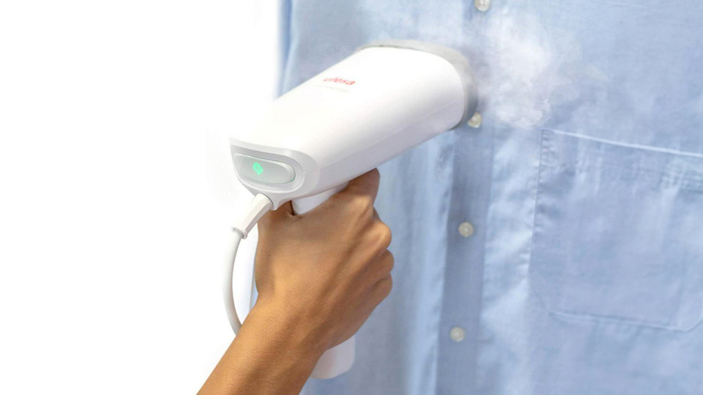 Člověk napařující košili s napařovačem oděvů Ufesa Compact2Go GS1800_03