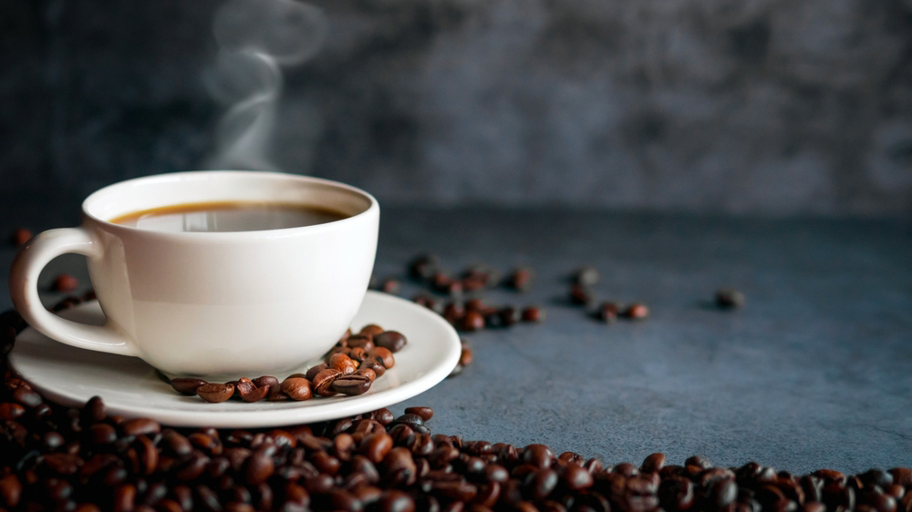 Kávová zrna a šálek horké kávy_02