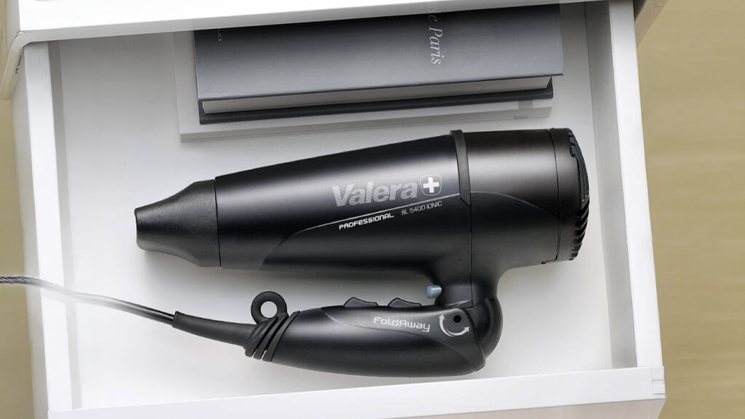 Fén Valera Swiss Light Fold Away 5400T uložený v šuplíku v koupelně