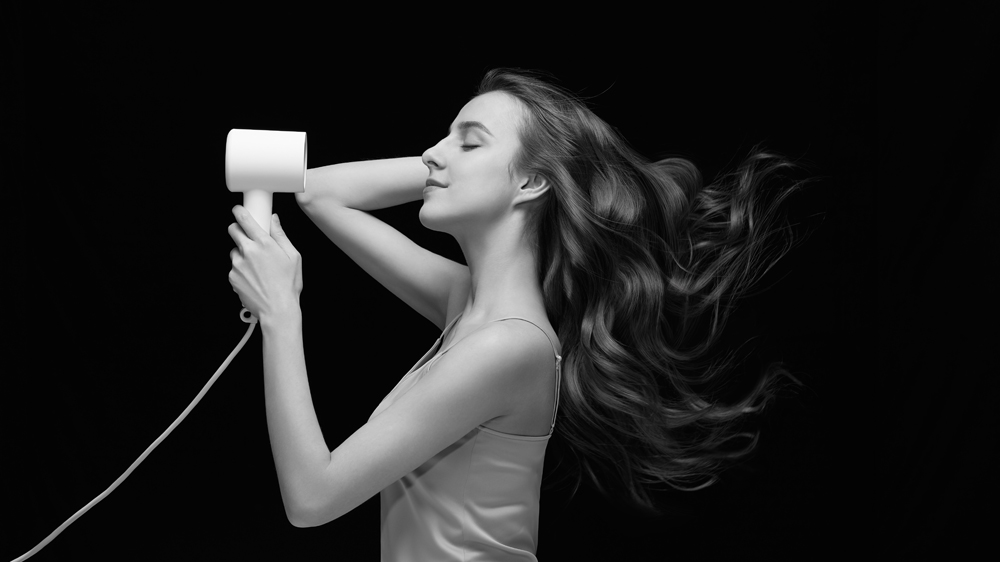 Žena si fénuje vlasy_02