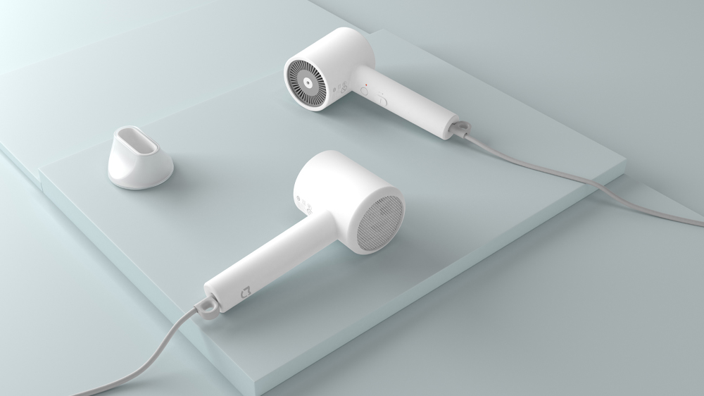 Detail na fén ležiaci na skle, tvarujúca tryska je položená vedľa neho_03