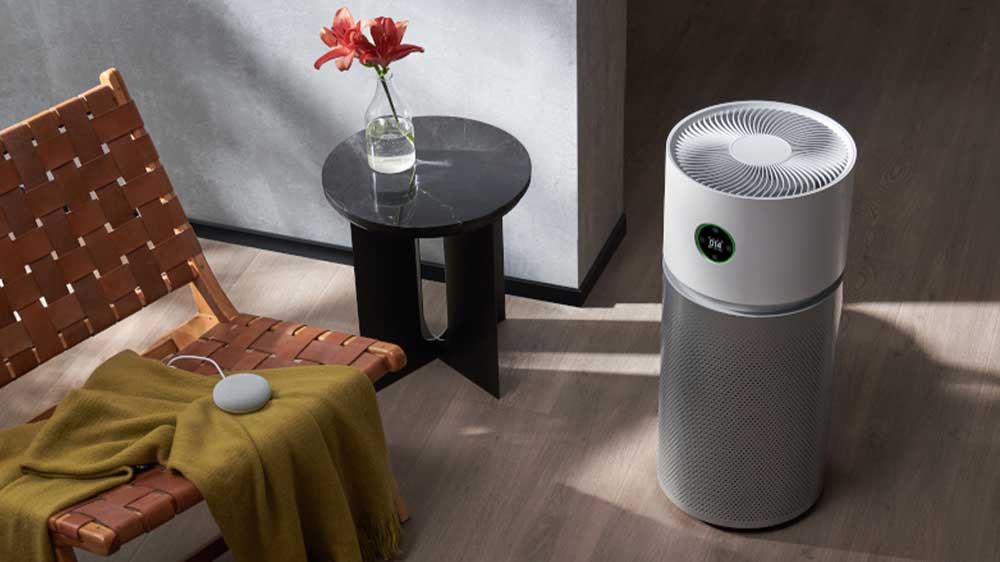 Čistička vzduchu Xiaomi Elite na zemi v prostoru před odkládacím stolkem a křesílkem_02