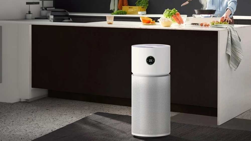 Čistička vzduchu Xiaomi Elite před kuchyňskou linkou na zemi, na které žena připravuje jídlo_03