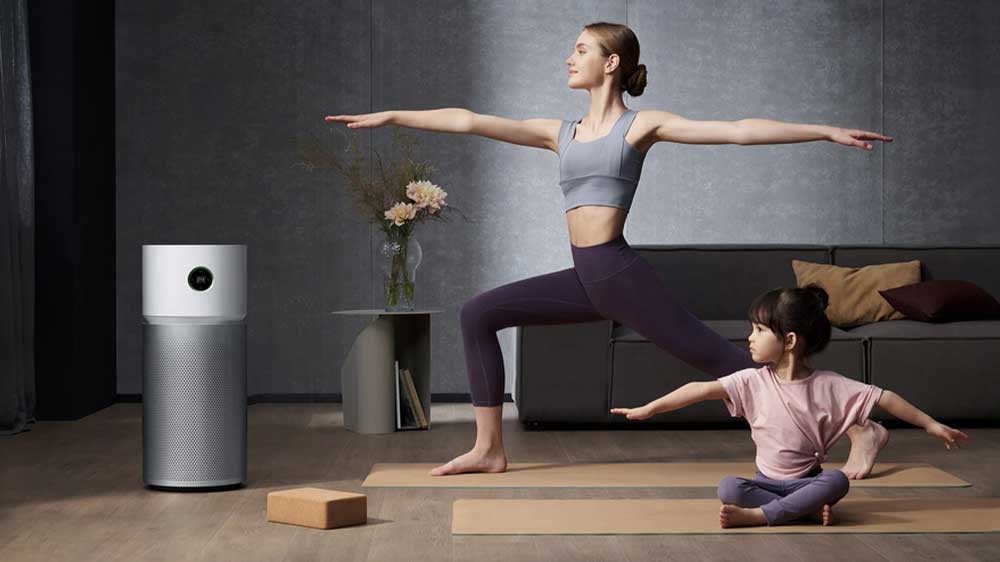 Matka s dcerou cvičící jógu v obývacím pokoji vedle čističky vzduchu Xiaomi Elite_04