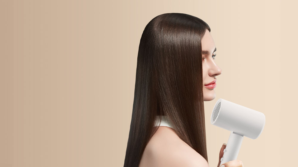 Žena si vysouší vlasy fénem na vlasy Xiaomi H101 EU_02