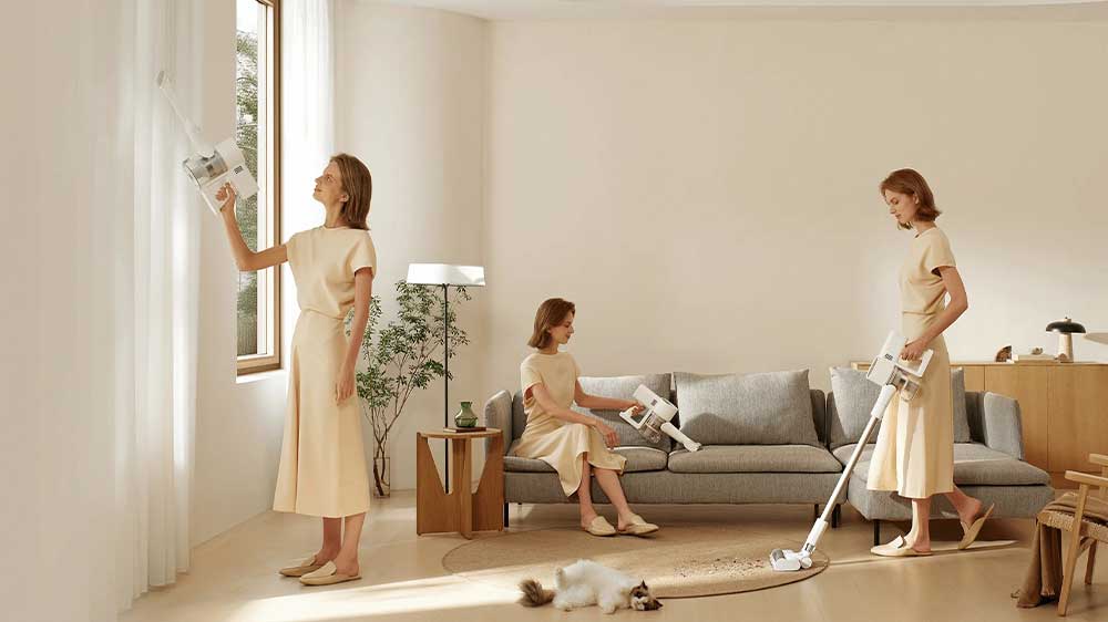 Žena ve 3 pozicích a 3 situacích uklízející pomocí tyčového vysavače Xiaomi G20_02