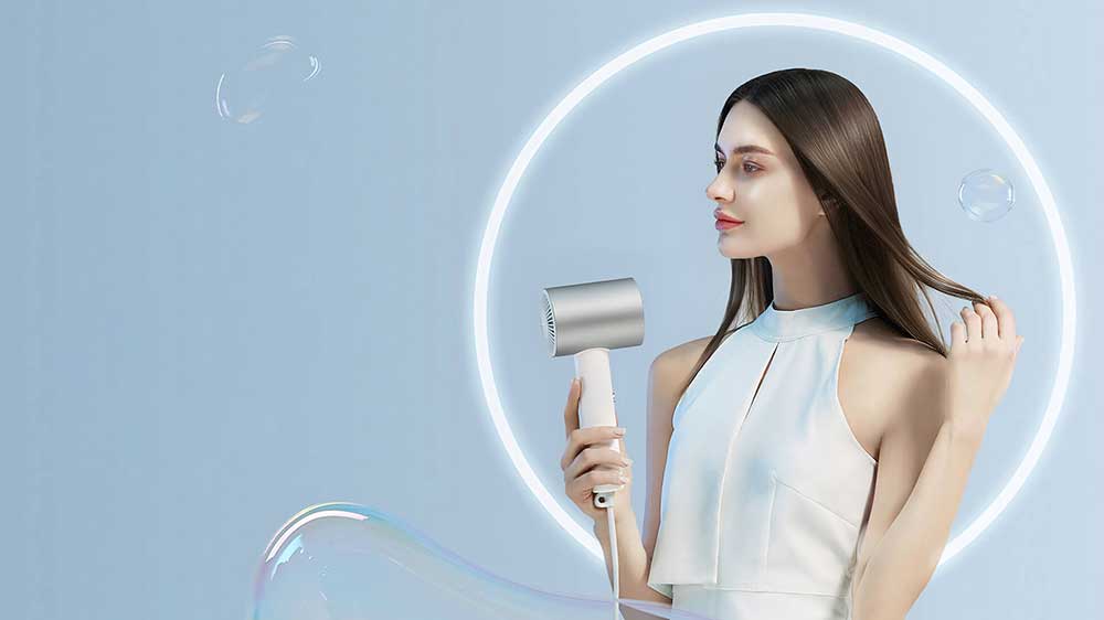 Mladá žena si vysouší vlas fénem Xiaomi Water Ionic Hair Dryer H500 EU_02