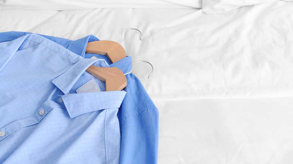 Vyžehlené košile na posteli_02