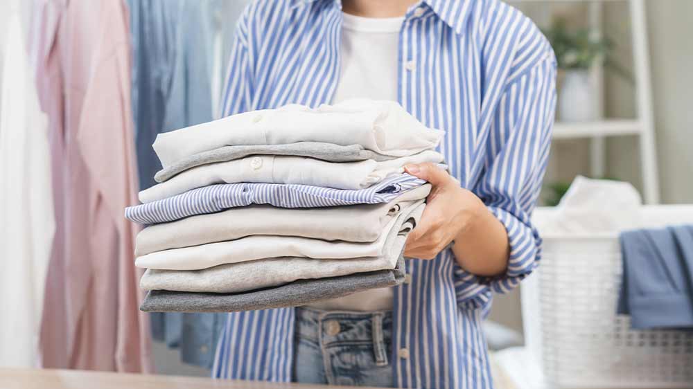 Žena s vyžehleným prádlem na rukou_03