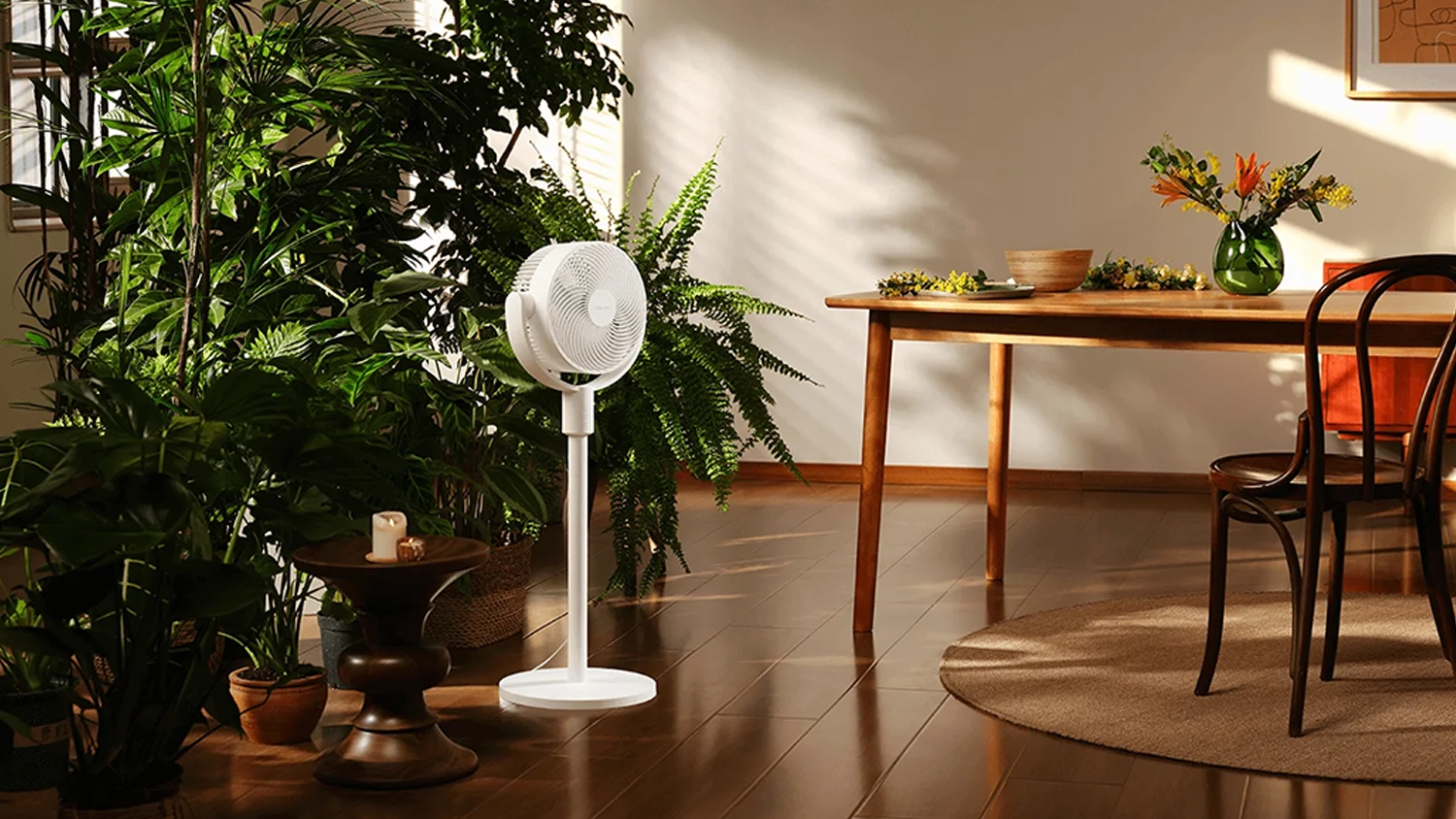 Stolný ventilátor Xiaomi Smart Standing Air Circulation Fan v miestnosti
