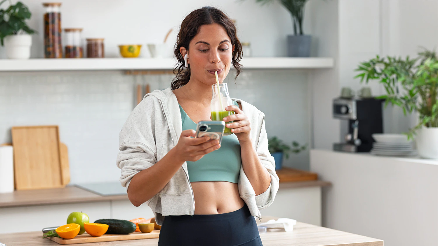 Žena pije smoothie