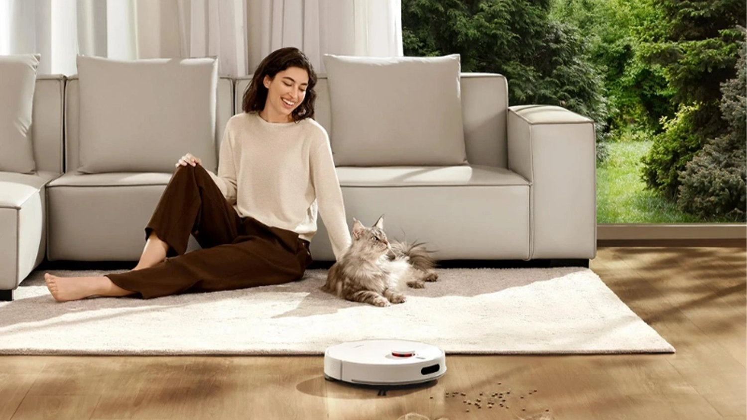 Žena s mačkou v ob&yacute;vačke, kde vys&aacute;v&aacute; Xiaomi robotick&yacute; vys&aacute;vač H40._02