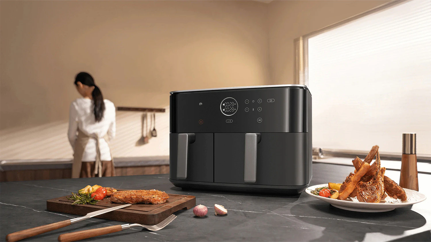Xiaomi Dual Zone Air Fryer Hot Air Fryer na kuchynskej linke vedľa pečen&eacute;ho m&auml;sa