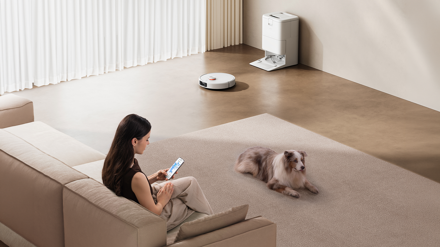 Žena sed&iacute; na pohovce a ovl&aacute;d&aacute; v aplikaci robotick&yacute; vysavač 2v1 Xiaomi H50 Pro Robot Vacuum