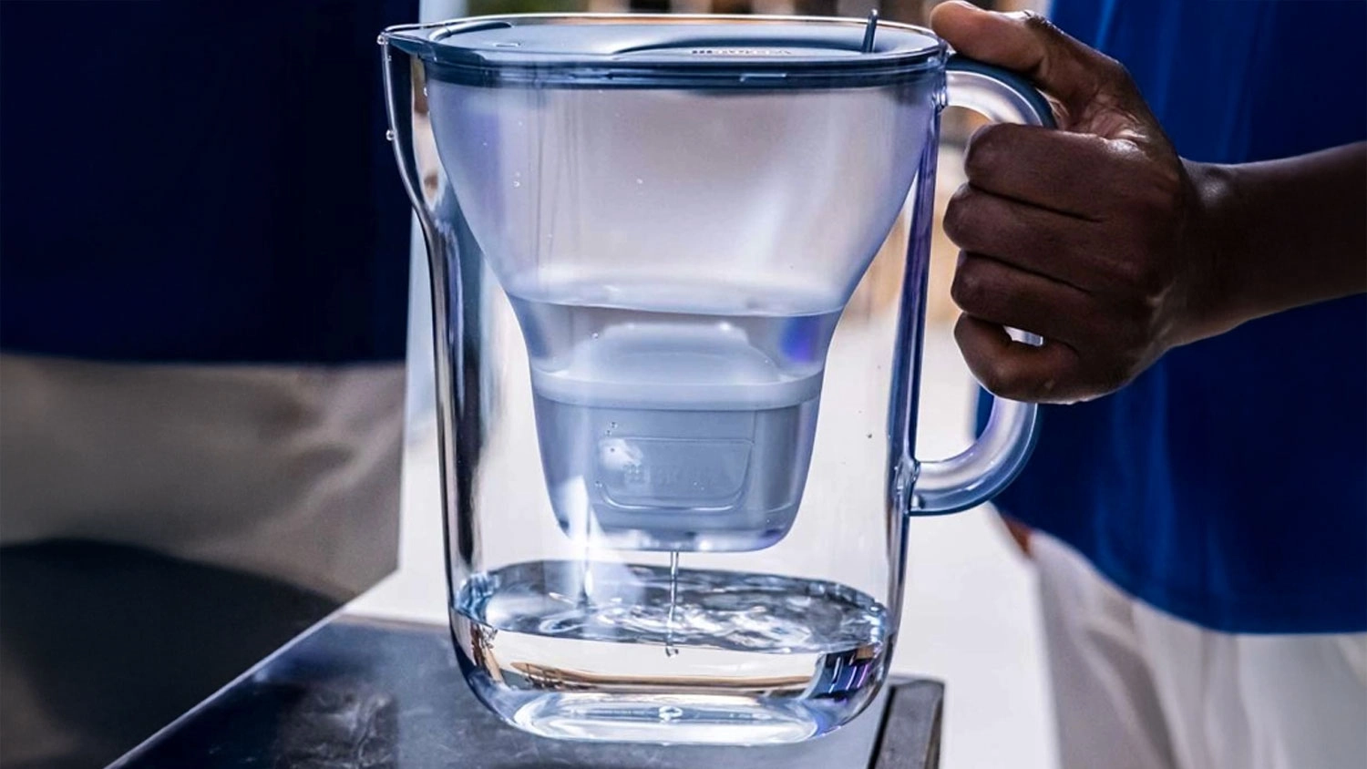 Muž drží filtrační konvici Brita Style Essential