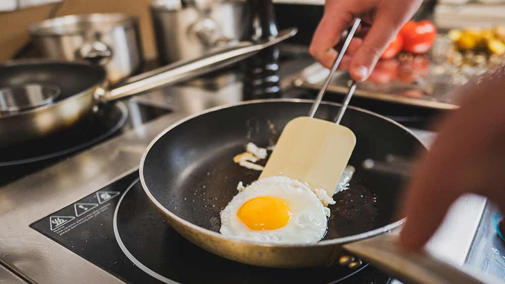 Príprava vyprážaného vajíčka na panvici Lamart_03