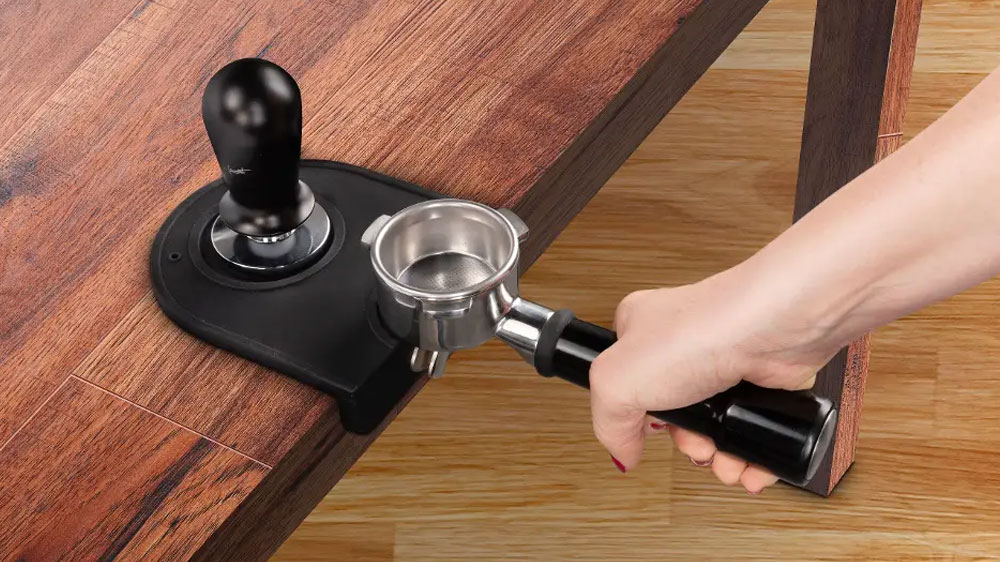 Podložka pod tamper LAMART LT7087 na stole a ukážka funkcie_03