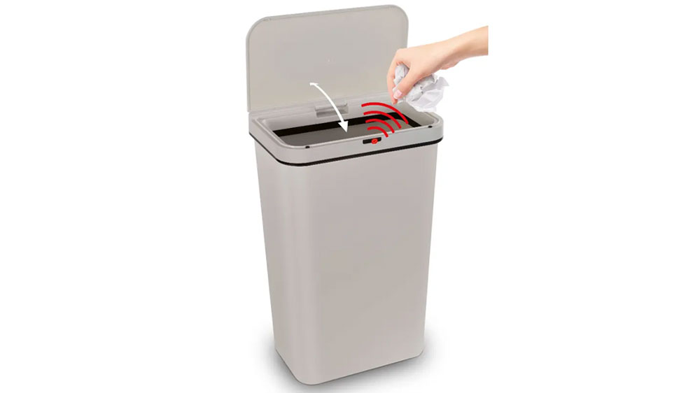 Hádzanie papiera do bezdotykového odpadkového koša Lamart_02
