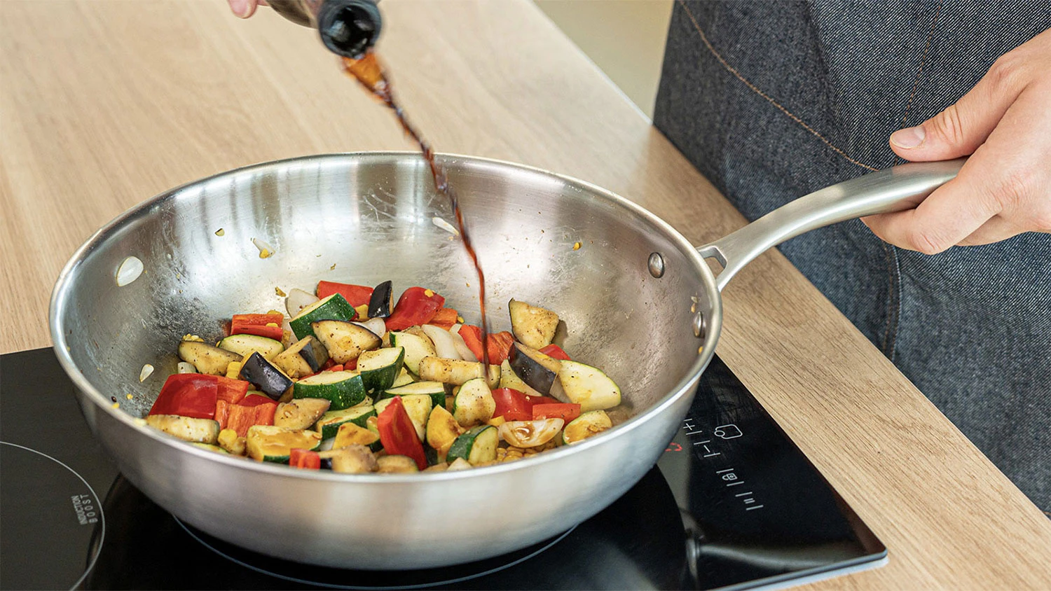 Vařen&iacute; na Wok p&aacute;nvi Remoska 28 cm
