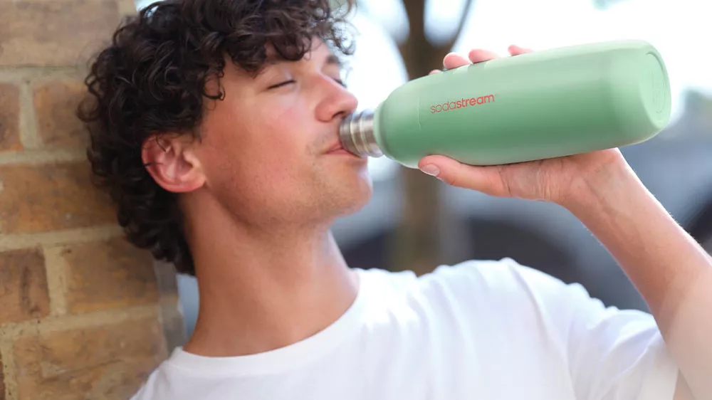 Muž pije z fľa&scaron;e Sodastream Fizz&Go COOL 0,9 l Mint_02