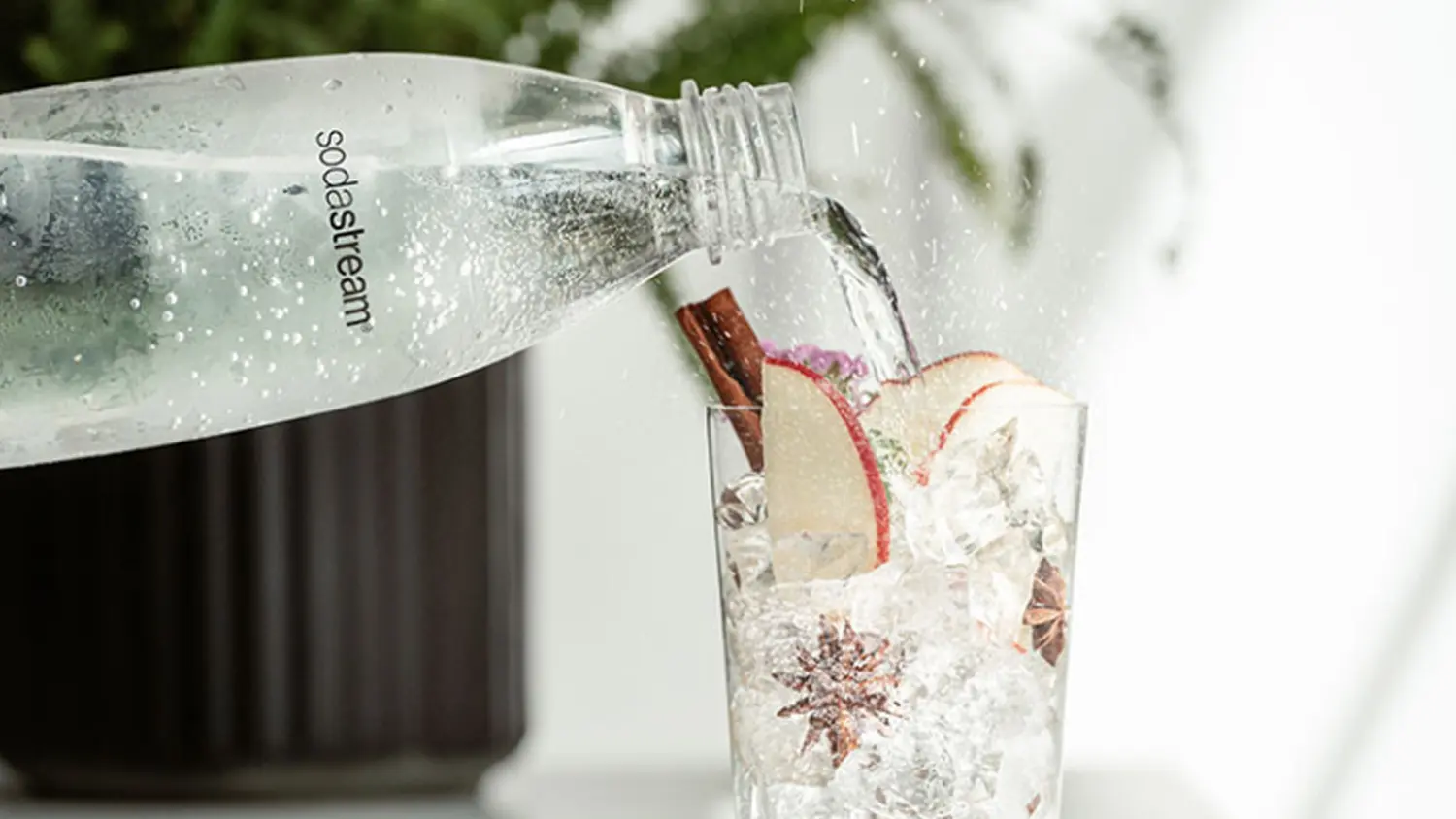 Nalievanie n&aacute;poja do poh&aacute;ra z fľa&scaron;e FUSE Sodastream 1 L