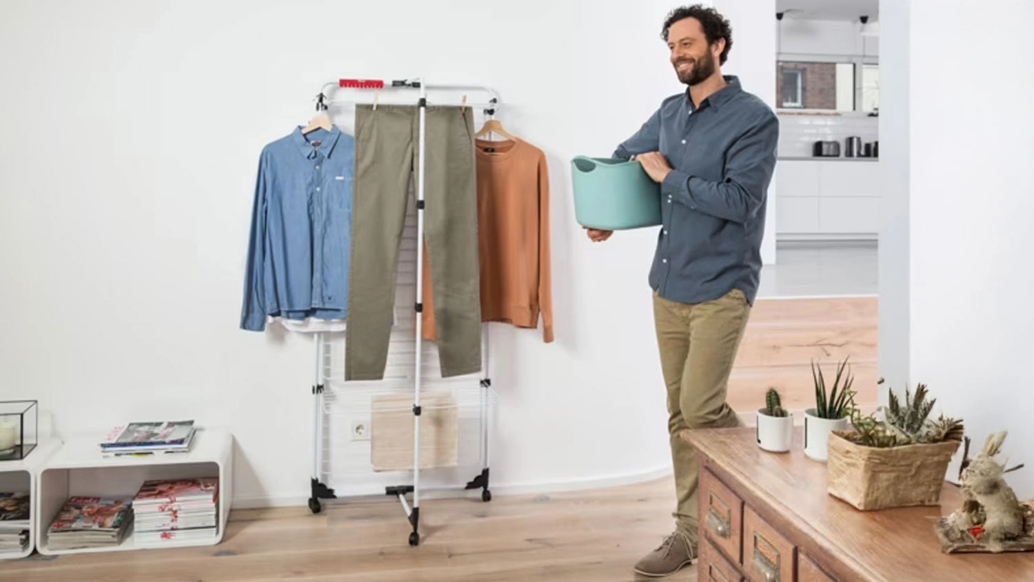 Muž prech&aacute;dza okolo su&scaron;iaka Vileda Mixer 4 40m.