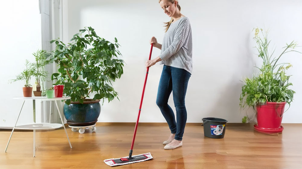 Žena vytírající podlahu mopem Vileda Active Max_02