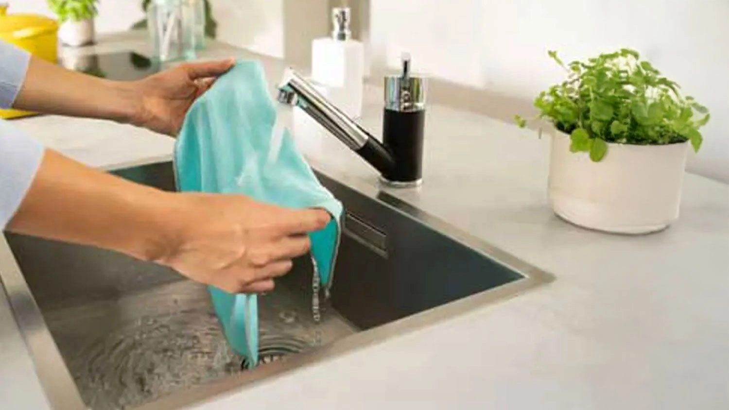 Žena namáča handričku Vileda Pro Clean pod tečúcou vodou