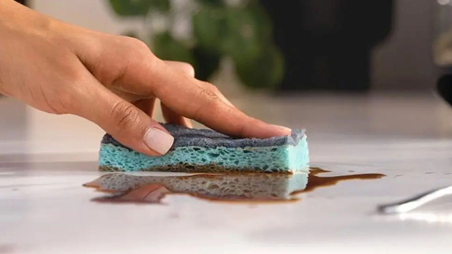 Ženská ruka utiera povrch hubkou Vileda Pro Clean