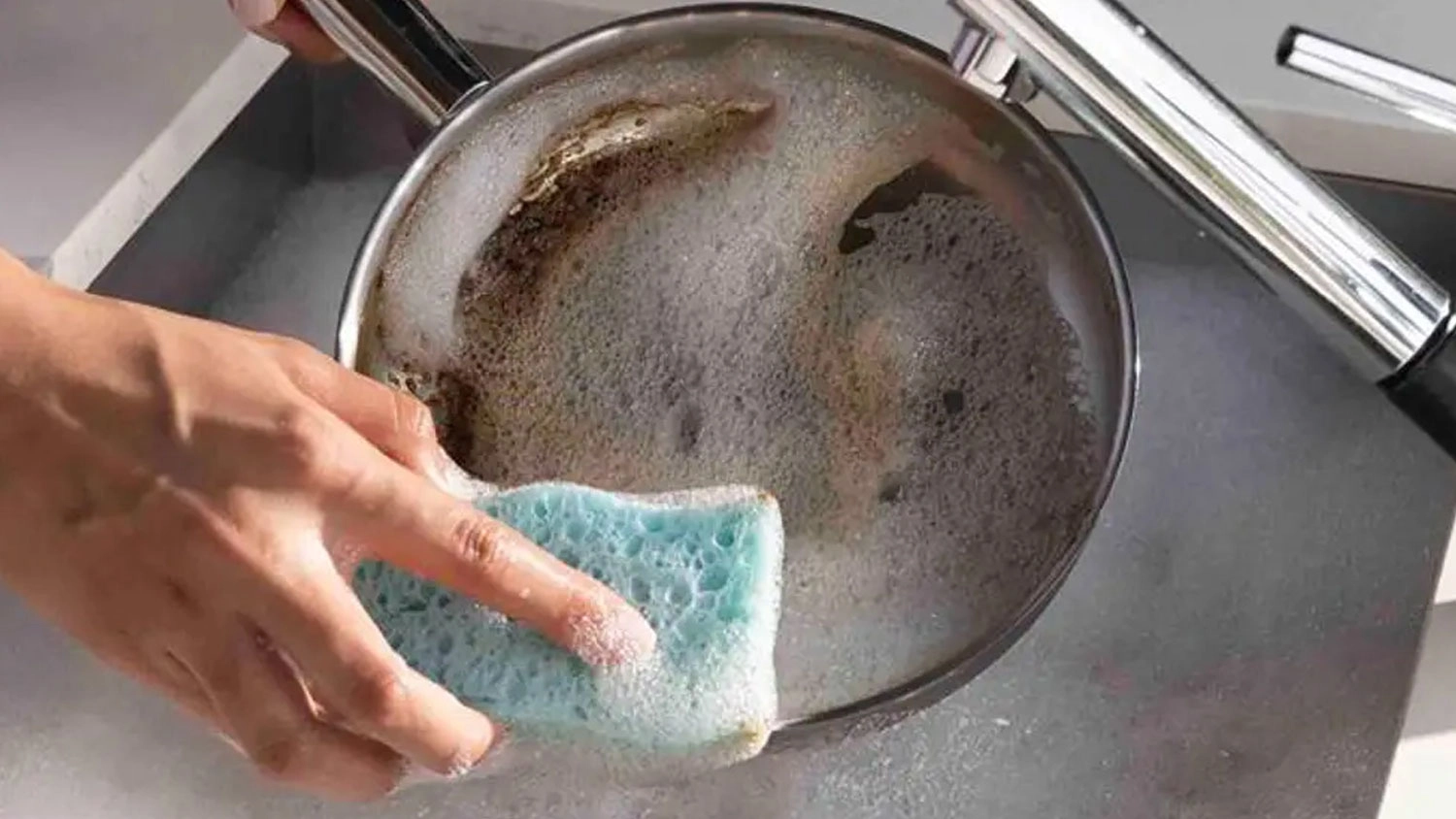 Ženské ruky umývajú panvicu hubkou Vileda Pro Clean