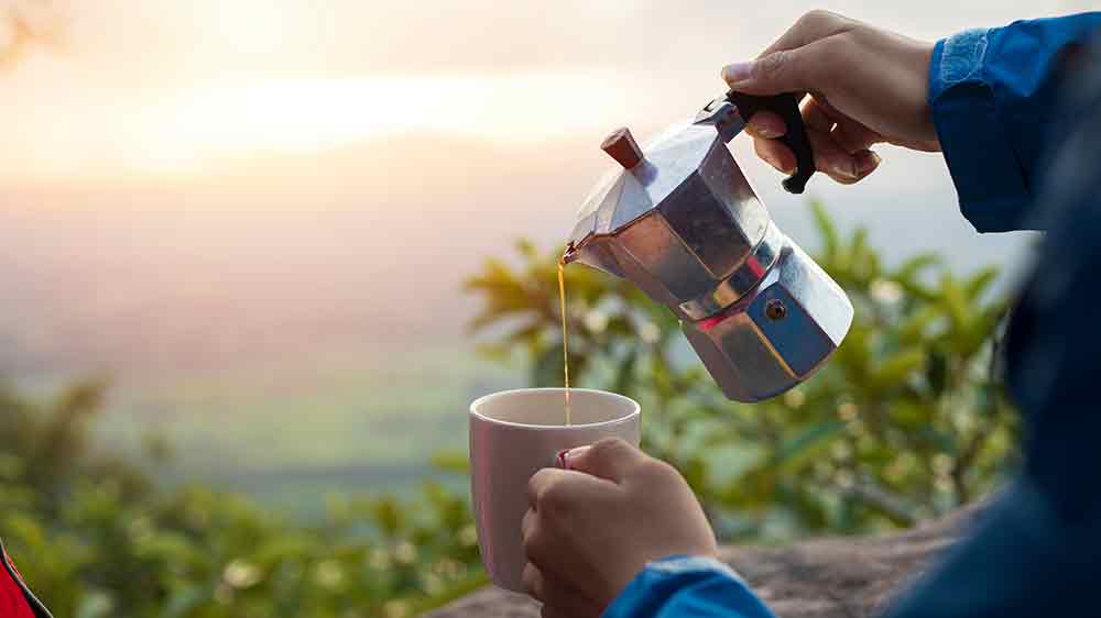 Žena nalévá z moka konvičky kávu do hrnku_02