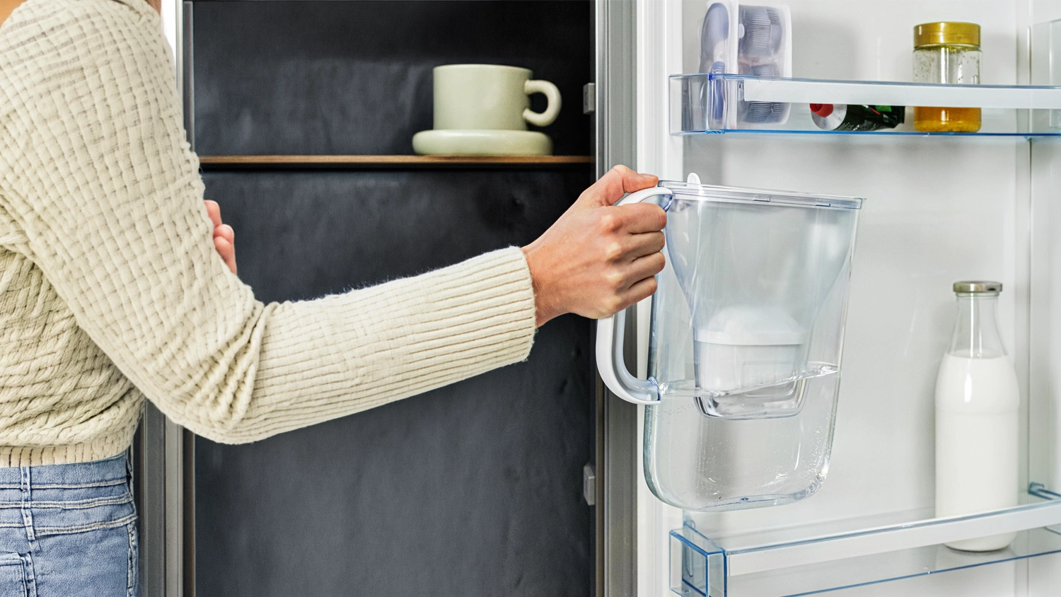 Žena vkl&aacute;d&aacute; filtračn&iacute; konvici Brita Style Essential do lednice