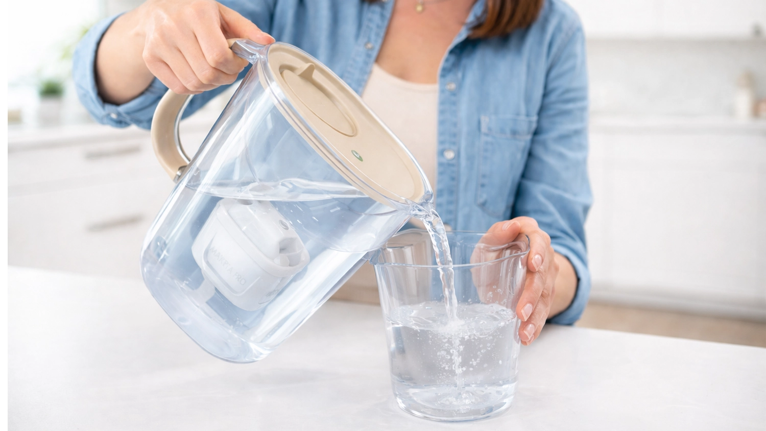 Žena nalieva vodu z kanvice Brita Style Essential XL 3,6 ll