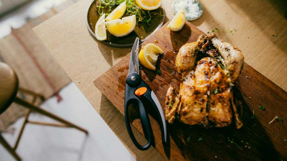 Kuchařské nůžky Fiskars na prkýnku s kuřetem_03