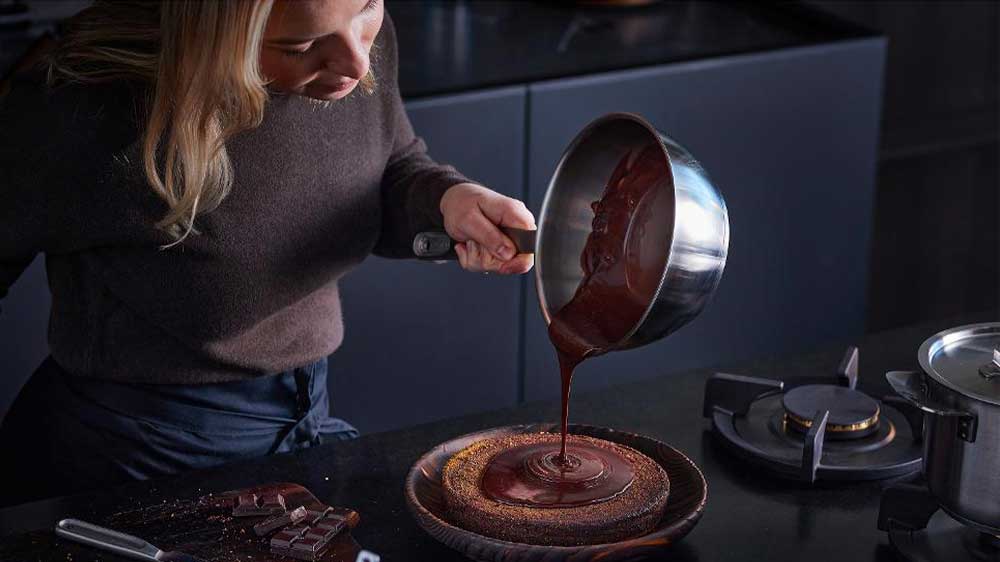 Žena připravuje dezert s pánví Fiskars _02