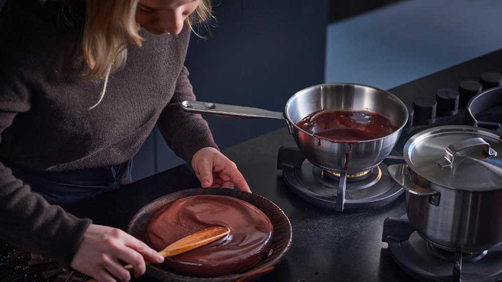 Žena připravuje dezert s pánví Fiskars _03