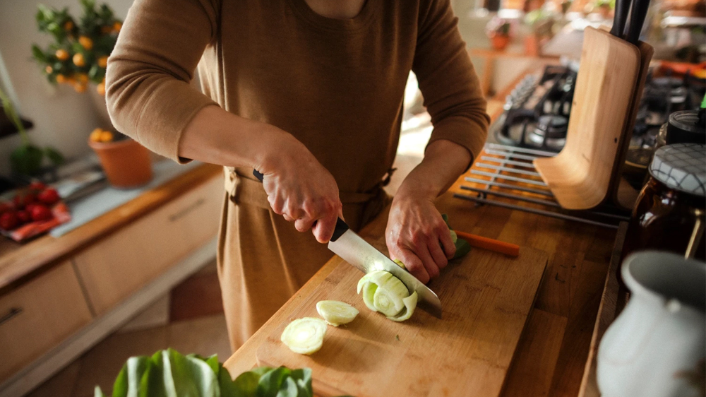 Žena krájí zeleninu Santoku nožem Fiskars Functional Form 17 cm_02