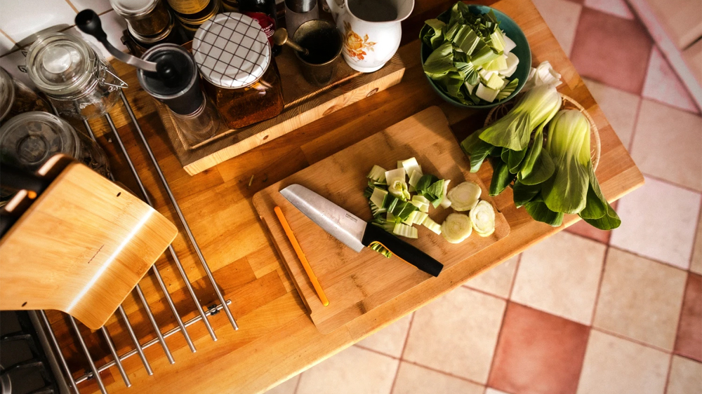 Prkénko s nakrájenou zeleninou a Santoku nožem Fiskars Functional Form 17 cm_03