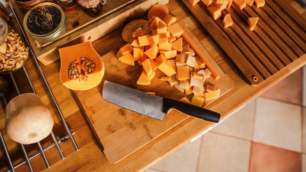 Nakrájená zelenina na prkénku nožem Nakiri nůž Fiskars Functional Form 16 cm_03