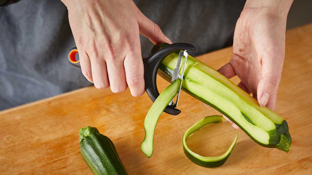 Loupání cukety se škrabkou Fiskars z kolekce Functional Form_02