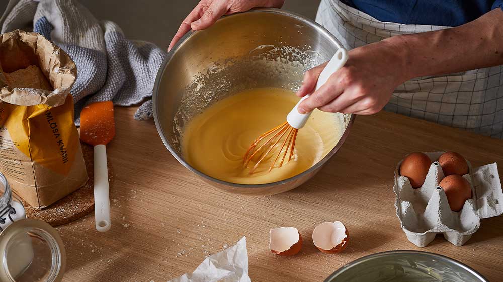 Osoba s metličkou míchá těsto_02