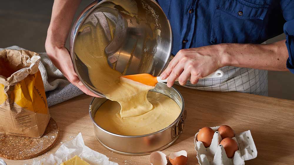 Stěrka na těsto Fiskars u přípravy dortu_02