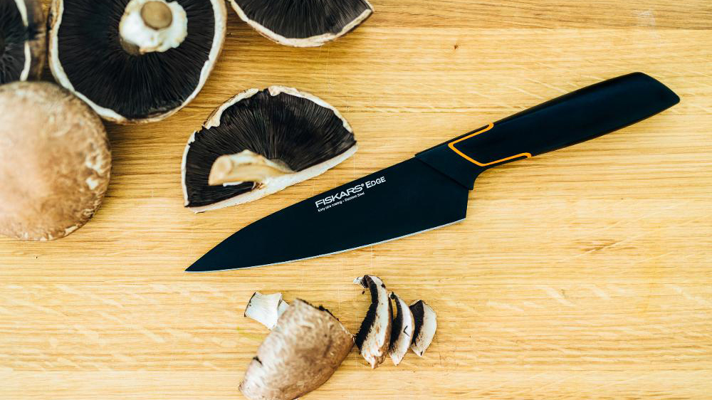 Kuchařský nůž FISKARS 15 cm ležící na prkénku_03