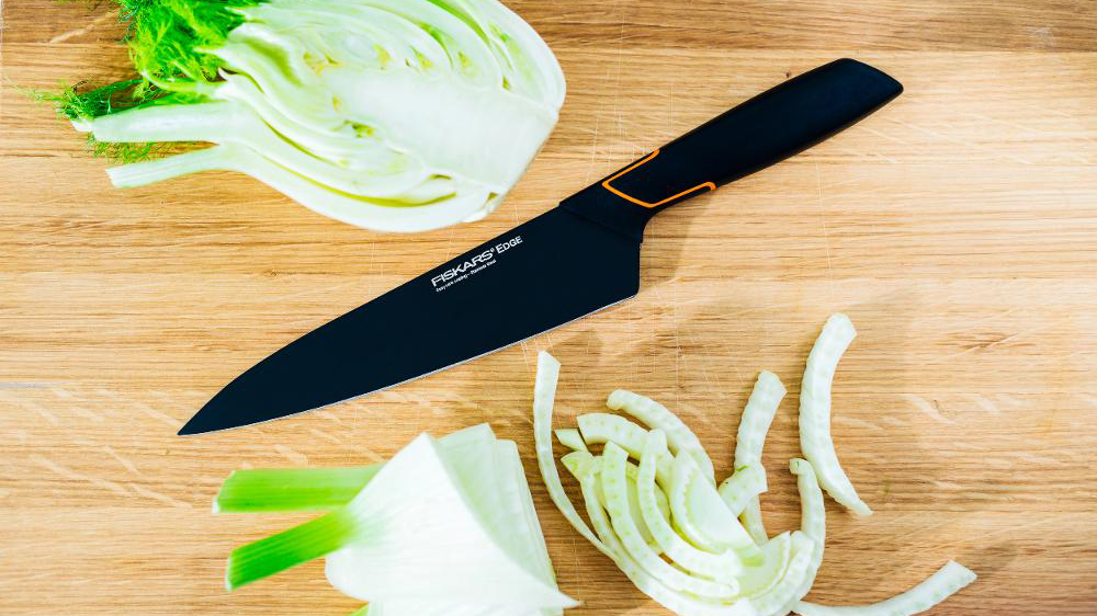 Kuchařský nůž FISKARS 19 cm ležící na prkénku_03