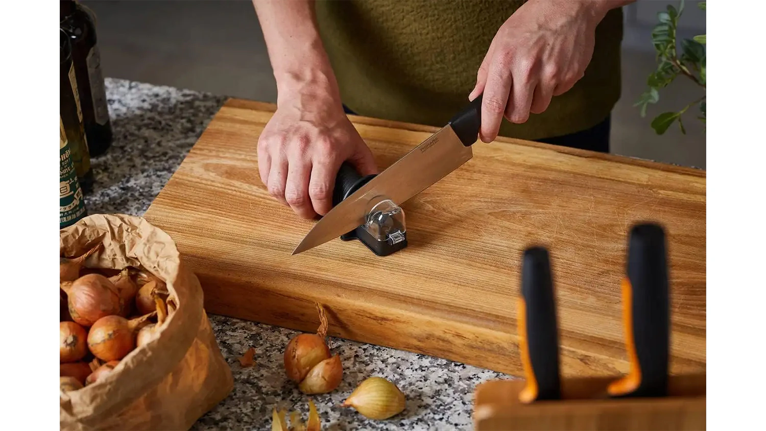 Brousek na nože Fiskars Essential Roll-Sharp 1065598 při broušení kuchyňského nože